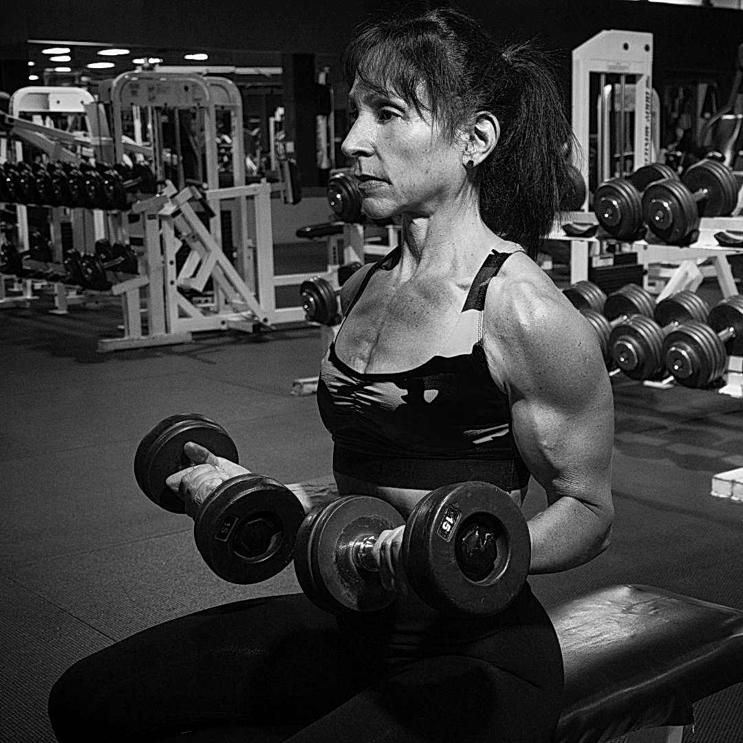 female bodybuilder doing curls